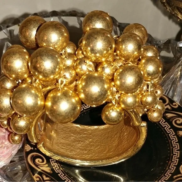 Oscar de La Renta, runway Elegant Gold Beaded Bracelet. - Picture 4 of 14